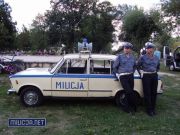 Spływ kajaków i łodzi rzecznych w stylu retro